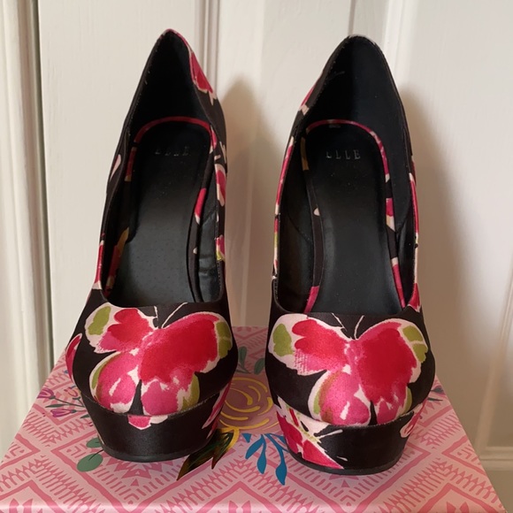 🎓$10/CollegeBlowoutSale!📚-Regularly$15
Elle- satin butterfly wedges - Picture 2 of 9